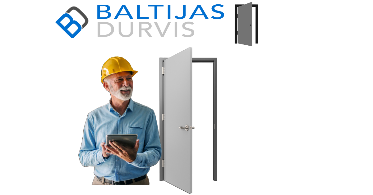 Domīgs vīrietis ar planšeti rokās blakus metāla durvīm un Baltijas durvis logo augšpusē