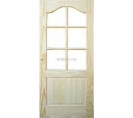 Priedes masīvkoka iekšdurvis DAKOTA ar koka apdari un lielu līstotu stikla pildiņu durvju augšdaļā, kas rada gaismas caurlaidīgu un atvērtu telpas sajūtu.