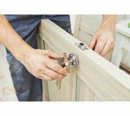 Koka durvju montāža-furnitūras iestrādāšana