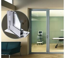 telpa ar tērauda profila stiklotu starpsienu un durvīm. aplī attēlots durvju profila paraugs 3D griezumā ar stiklu.