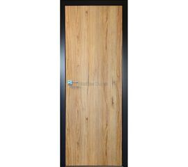 Dabīga ozola toņa gludas iekšdurvis ar koka faktūru un melnu aplodu rāmi. Durvis piemērotas dažādiem interjera stiliem.