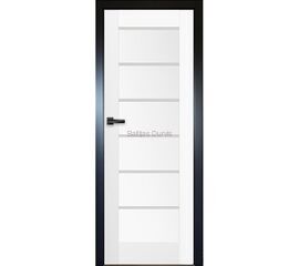 Durvis MIRANDA ar baltu matētu apdari un horizontāliem stikla elementiem, un melnām aplodām, kas pievieno telpai kontrastu.