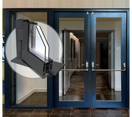 no ugunsizturīga tērauda profila veidota starpsiena melnā krāsā ar stikla pildiņiem un horizontālu rokturi. aplī durvju profila griezums 3D skatā ar stikla paketi