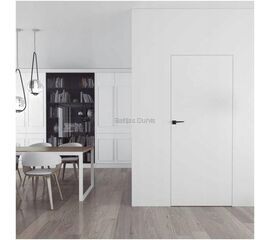 Slēptās iekšdurvis ar gludu baltu apdari, kas saplūst ar sienas plakni, radot nemanāmu un estētisku dizaina risinājumu.