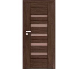 Iekšdurvis FOSCA DRE ar tumšu koka apdari un horizontāliem stikla akcentiem, kas piešķir telpai gaišumu.