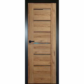 Durvis MIRANDA ar ozola apdari, horizontāliem stikla elementiem un melnām aplodām, kas piešķir interjeram kontrastu.