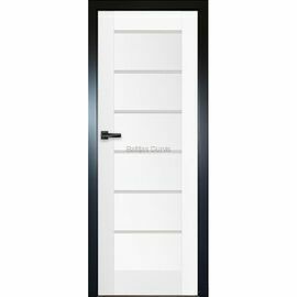 Durvis MIRANDA ar baltu matētu apdari un horizontāliem stikla elementiem, un melnām aplodām, kas pievieno telpai kontrastu.