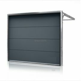 Tumši pelēki sekciju garāžu vārti ar gludu apdari un automātisko pacelšanas sistēmu.