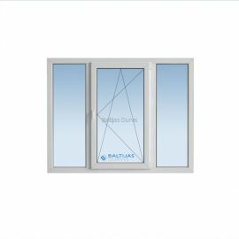 Balts PVC logs ar trīs sekciju stiklojumu un veramu vidējo loga daļu. Logs piemērots lietuviešu projekta vecā tipa ēkām.