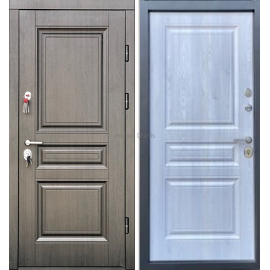 Metāla durvis DELI New ar tradicionālu koka rakstu ārpusē un gaišu baltu apdari iekšpusē.