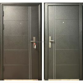 Augstas kvalitātes metāla durvis TORONTO ar mūsdienīgu dizainu un tumšu apdari, ideāli piemērotas dzīvokļiem.