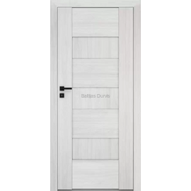 Durvis SOLTE DRE ar gaišu koka apdari un elegantām dekoratīvām līnijām, kas piešķir interjeram izsmalcinātību.