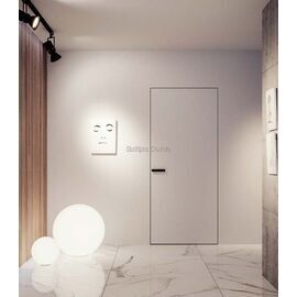 Slēptās durvis SARA ECO2 baltā gruntētā tonī ar melnu rokturi. Harmoniski saplūst ar sienas plakni, radot nemanāmu un minimālistisku izskatu.