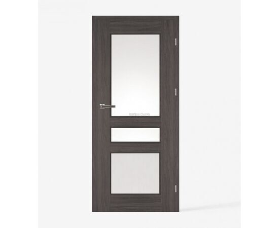 Tumšas koka iekšdurvis NESTOR ar lieliem stikla paneļiem, kas nodrošina lielāku gaismas caurlaidību.