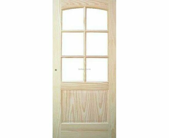 Priedes masīvkoka iekšdurvis Malaga ar dabīga koka apdari un līstotu stikla pildiņu durvju augšdaļā. Durvis ar klasiski vienkāršu dizainu mājīgām telpām.