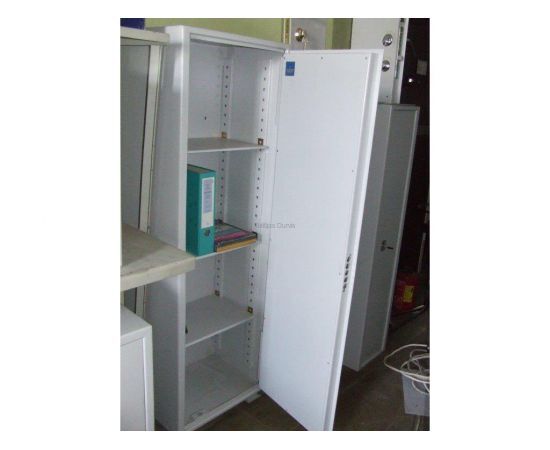 Balts skapis ar baltām durvīm