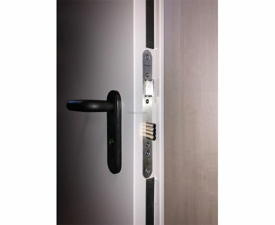 Ugunsdrošas durvis Metāla durvju drošības slēdzenes tuvplāns ar modernu melnu rokturi. Ugunsdrošas durvis Metāla durvju drošības slēdzenes tuvplāns ar modernu melnu rokturi.