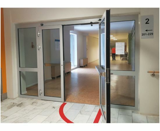 Starpsiena telpā ar atvērtām durvīm izveidota no alumīnija profiliem un stikla paketēm