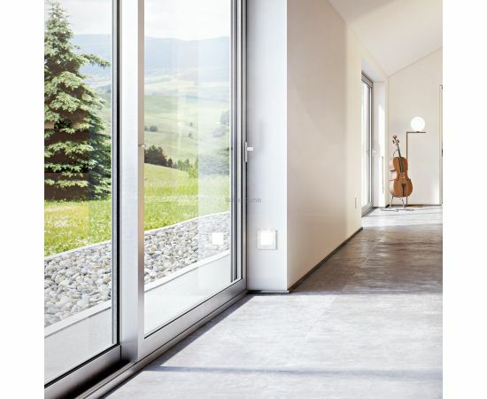 Bīdāmās ārdurvis izveidotas no alumīnija profiliem un stikla paketēm ar skatu no telpas iekšpuses