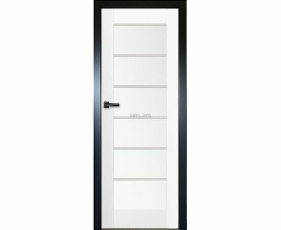 Durvis MIRANDA ar baltu matētu apdari un horizontāliem stikla elementiem, un melnām aplodām, kas pievieno telpai kontrastu.