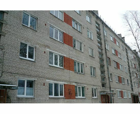 Logi, Hruščova tipa māja (ķieģeļu)