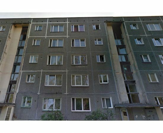 Lietuviešu projekta ēkas fasāde ar PVC logiem