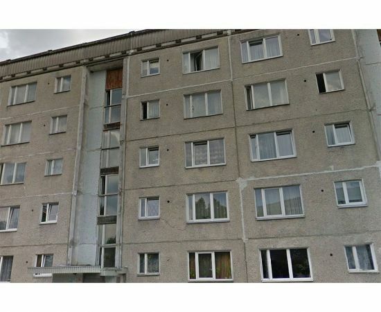 Lietuviešu projekta ēkas fasāde ar PVC logiem