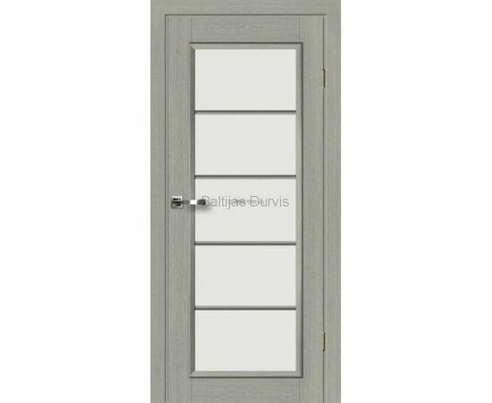 Durvis Modena Kristal L ar pelēku koka apdari un horizontālu pildiņa līstojumu, kas papildina klasisku un modernu interjeru.