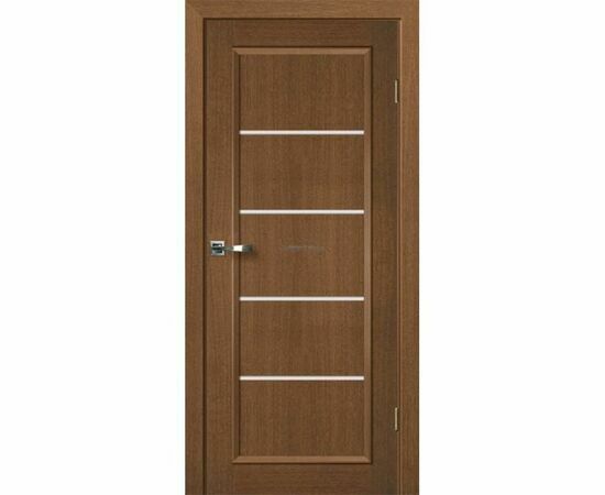 Durvis Modena-L ar brūnu koka apdari un horizontālām stikla līnijām, kas papildina klasisku un modernu interjeru.