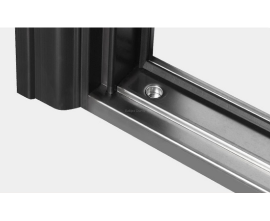 Metāla durvju slieksnis.