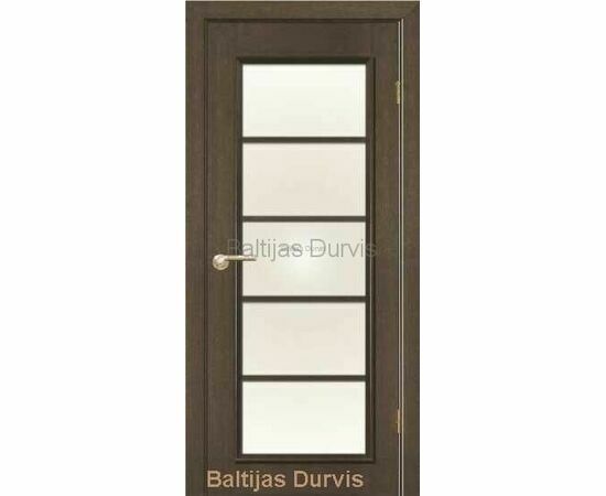 Durvis Modena Kristal L ar tumši brūnu koka apdari un horizontālu pildiņa līstojumu, kas papildina klasisku un modernu interjeru.