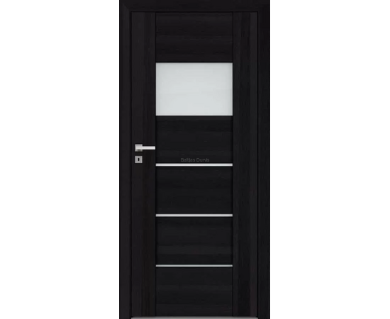 Durvis Aur DRE ar tumšu koka apdari un horizontālām stikla līnijām, kas papildina klasisku un modernu interjeru.