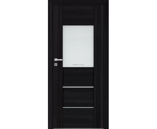 Durvis Aur DRE ar tumšu koka apdari un horizontālām stikla līnijām un stikla pildiņu, kas papildina telpu ar gaismu.