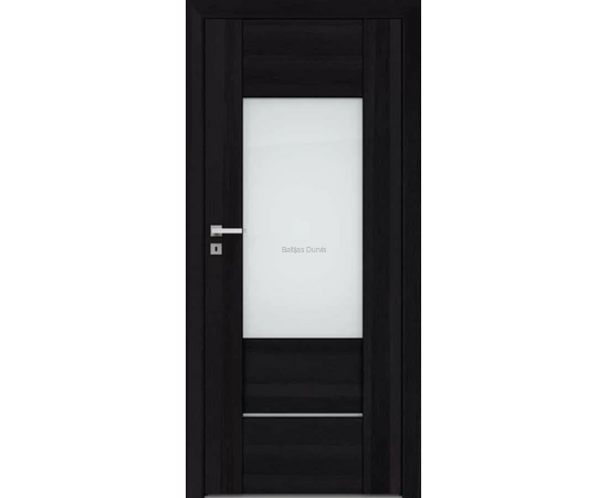 Durvis Aur DRE ar tumšu koka apdari un horizontālu stikla līniju un lielu stikla pildiņu, kas papildina telpu ar gaismu.