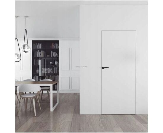 Slēptās iekšdurvis ar gludu baltu apdari, kas saplūst ar sienas plakni, radot nemanāmu un estētisku dizaina risinājumu.