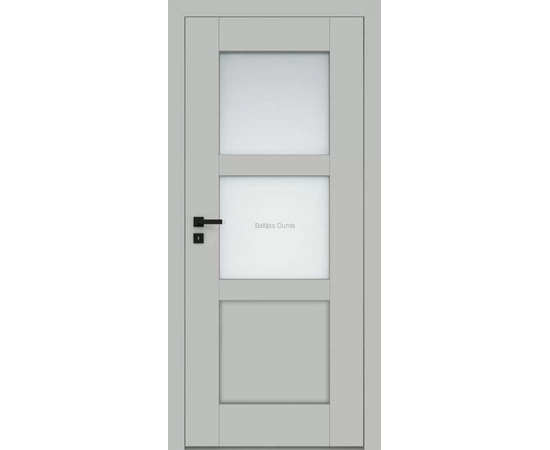 Durvis ESTRA DRE ar pelēku apdari un stikla pildiņiem, kas rada gaišumu un plašuma sajūtu.