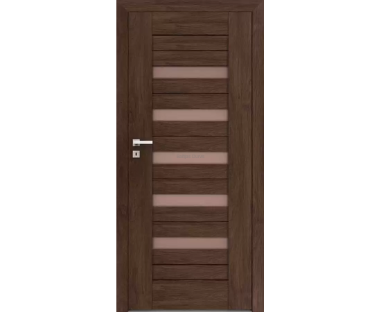 Iekšdurvis FOSCA DRE ar tumšu koka apdari un horizontāliem stikla akcentiem, kas piešķir telpai gaišumu.