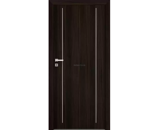 Durvis ar tumšu koka apdari un divām vertikālām metāla līnijām, piemērotas minimālisma interjeram.