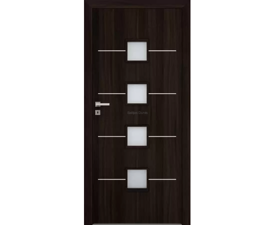 Durvis ar tumšu apdari un četriem stikla blokiem vertikāli centrā, kas rada līdzsvarotu izskatu.