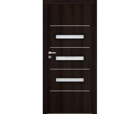 Durvis ar tumšu apdari un trīs horizontāliem stikla blokiem centrā, kas rada līdzsvarotu izskatu.