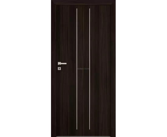 Durvis ar tumšu koka apdari un divām plānām vertikālām līnijām, radot mūsdienīgu, tīru dizainu.