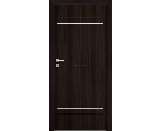 Durvis ar tumšu koka apdari un plānām horizontālām līnijām, radot mūsdienīgu, tīru dizainu.