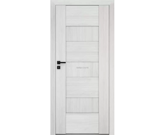 Durvis SOLTE DRE ar gaišu koka apdari un elegantām dekoratīvām līnijām, kas piešķir interjeram izsmalcinātību.