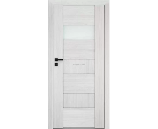 Durvis SOLTE DRE ar gaišu koka apdari un stikla pildiņu durvju augšdaļā, kas piešķir interjeram izsmalcinātību.