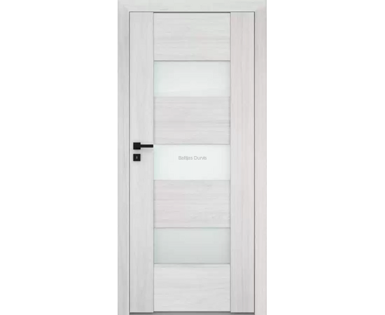 Durvis SOLTE DRE ar gaišu koka apdari un stikla pildiņiem durvju augšdaļā, kas piešķir interjeram izsmalcinātību.